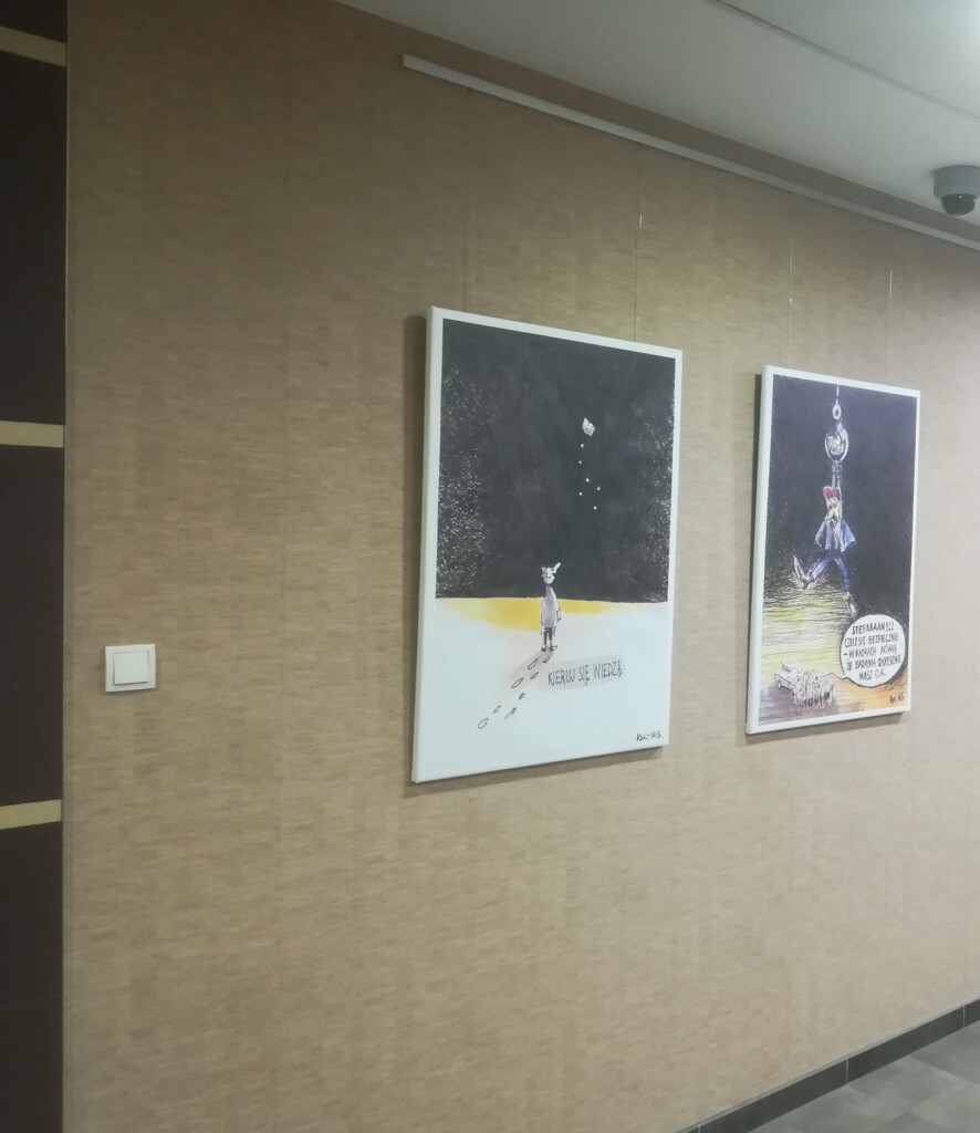 Obrazy wiszące na listwowym systemie zawieszeniowym Stas