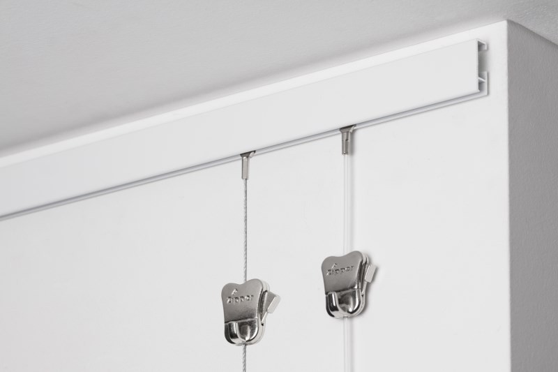 System zawieszeniowy Stas zamontowany na ścianie pod sufitem z linkami i hakami Stas Zipper