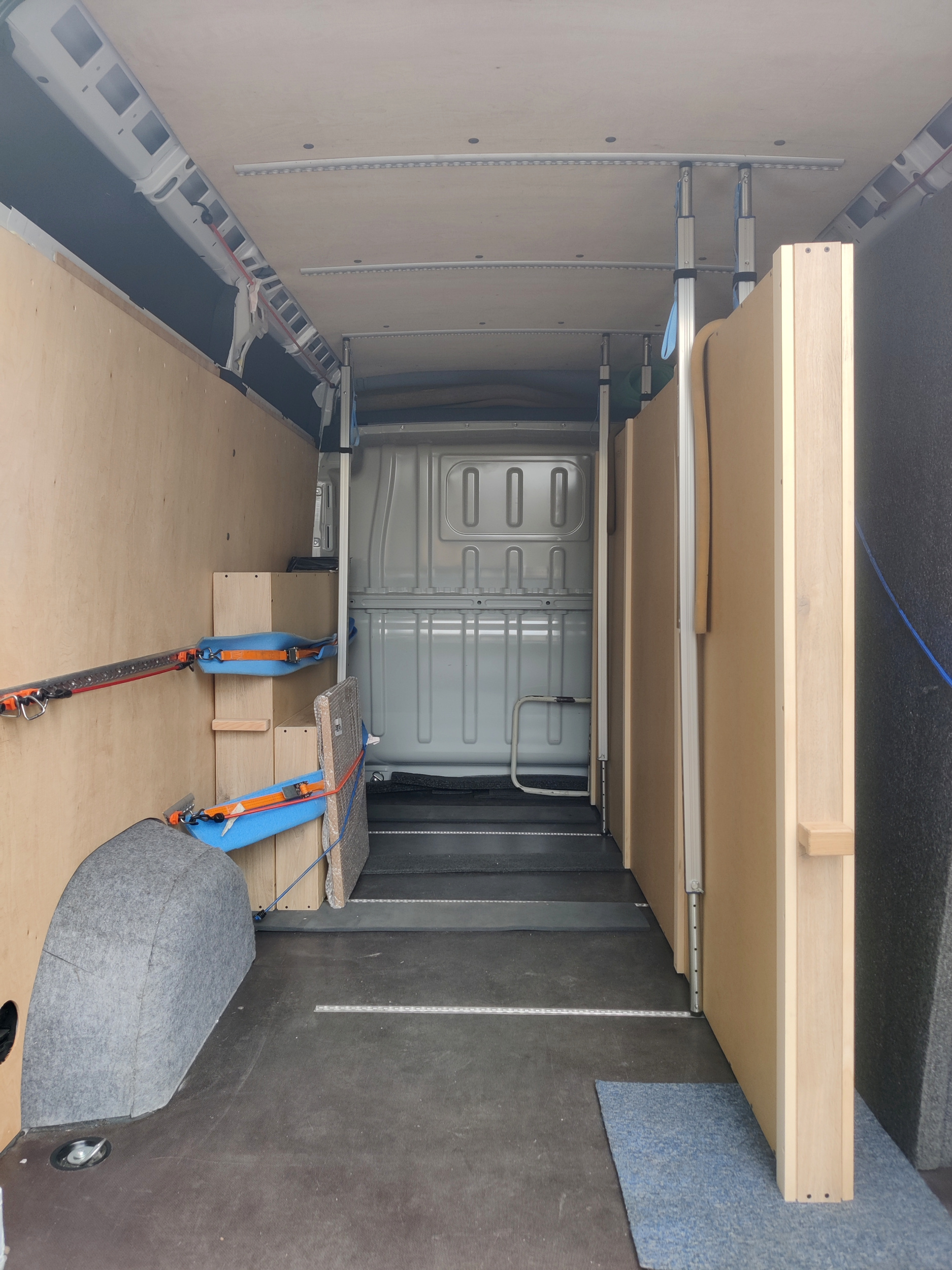 Wnętrze samochodu do transportu obrazów i dzieł sztuki ze skrzyniami.