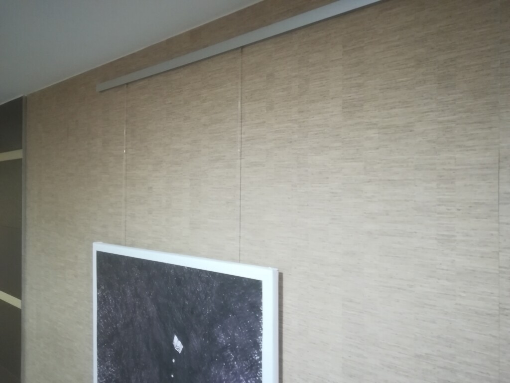 obrazy wiszące na systemie zawieszeniowym do obrazów