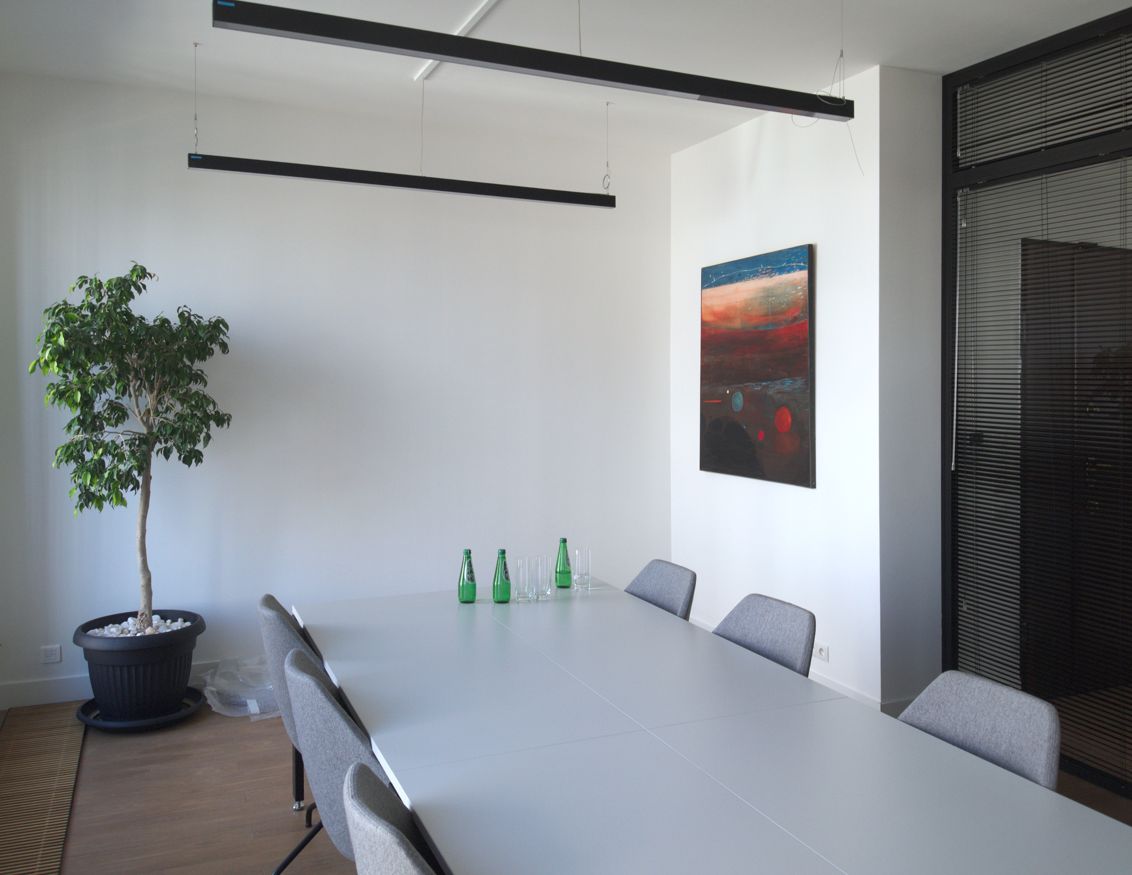 Abstrakcyjny, elegancki obraz wiszący na ścianie w sali konferencyjnej.