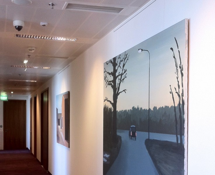 Obrazy wiszące w korytarzu kancelarii prawnej