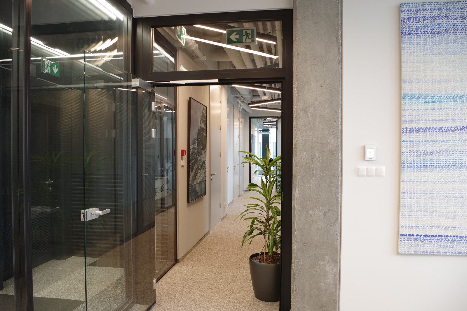 Obraz w przestrzeni komunikacyjnej biura – przykład długofalowego wykorzystania sztuki w modelu wynajmu