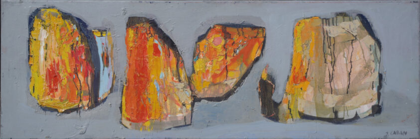 Wąski, poziomy obraz olejny przedstawiający abstrakcyjne formy na szarym tle. Autor Jolanta Caban.
